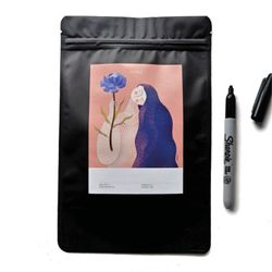 Waterproof black packaging pocket for teas, herbal teas, coffees, seeds, cereals, spices with customizable illustrated label