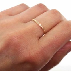 Bague simple texture petits points - Gold-filled