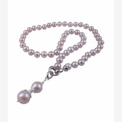 Collier avec pendentif en perles roses